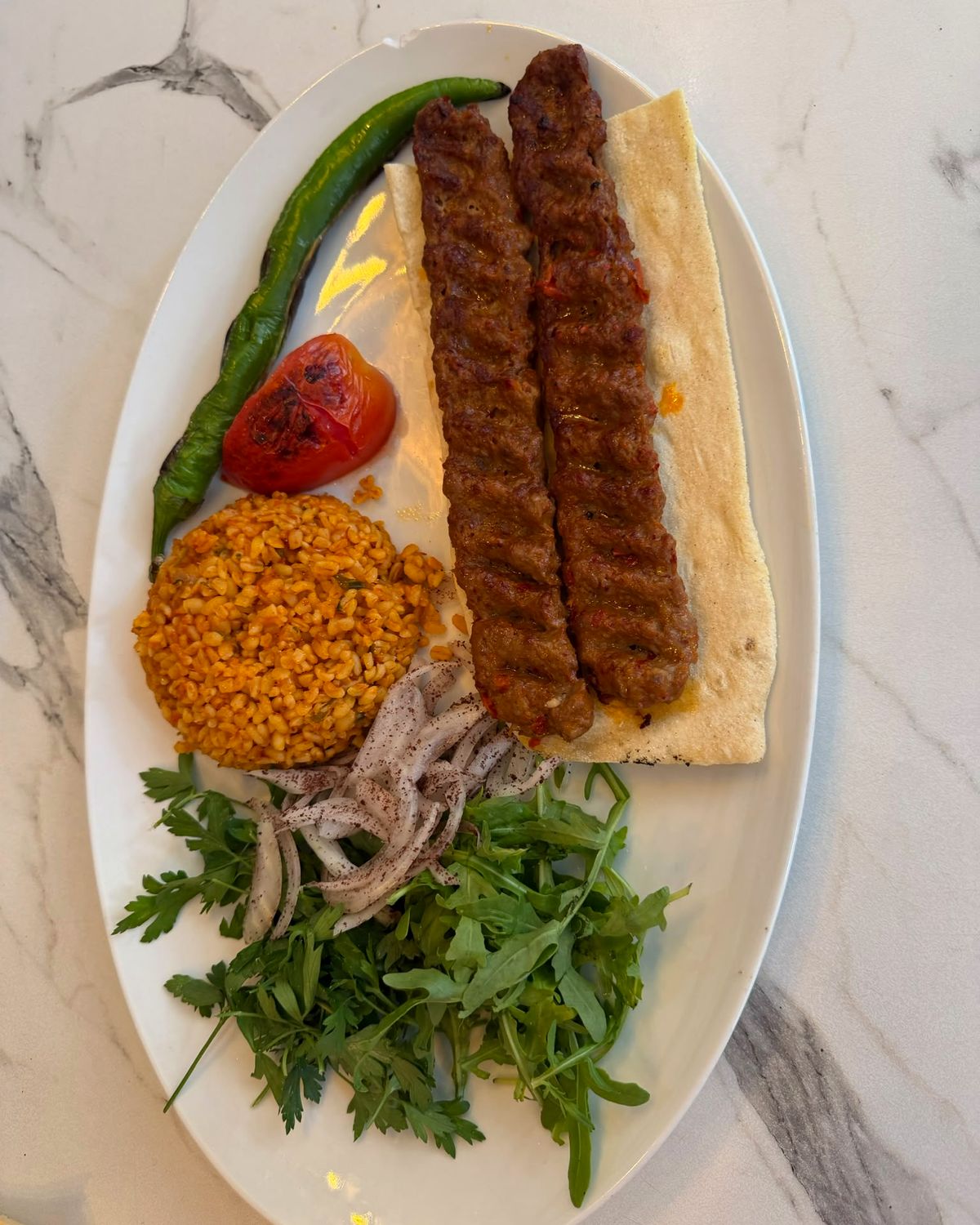 Adana kebap grillé, boulgour et salade