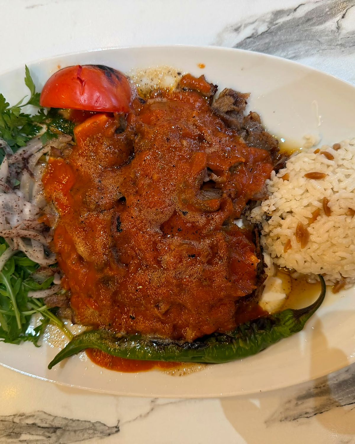 Ali nazik : agneau en sauce sur aubergines grillées au yaourt, riz et salade