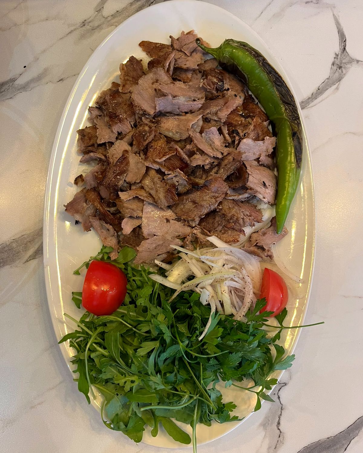 Pilav üstü döner avec roquette, oignons, tomates et piment grillé