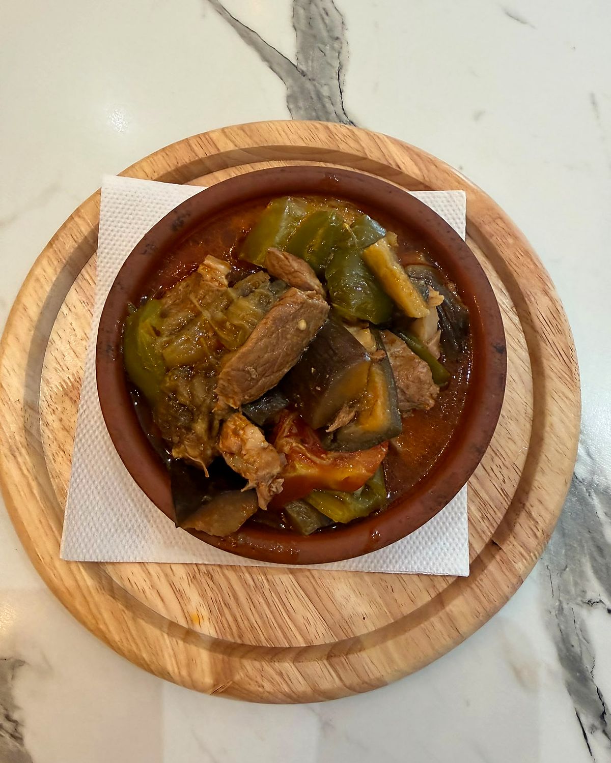 Güveç d’agneau aux légumes, servi dans son plat en terre cuite