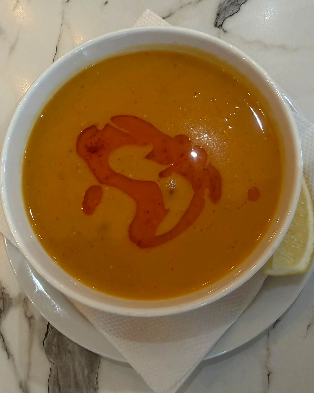 Mercimek, soupe aux lentilles, servie avec un quartier de citron