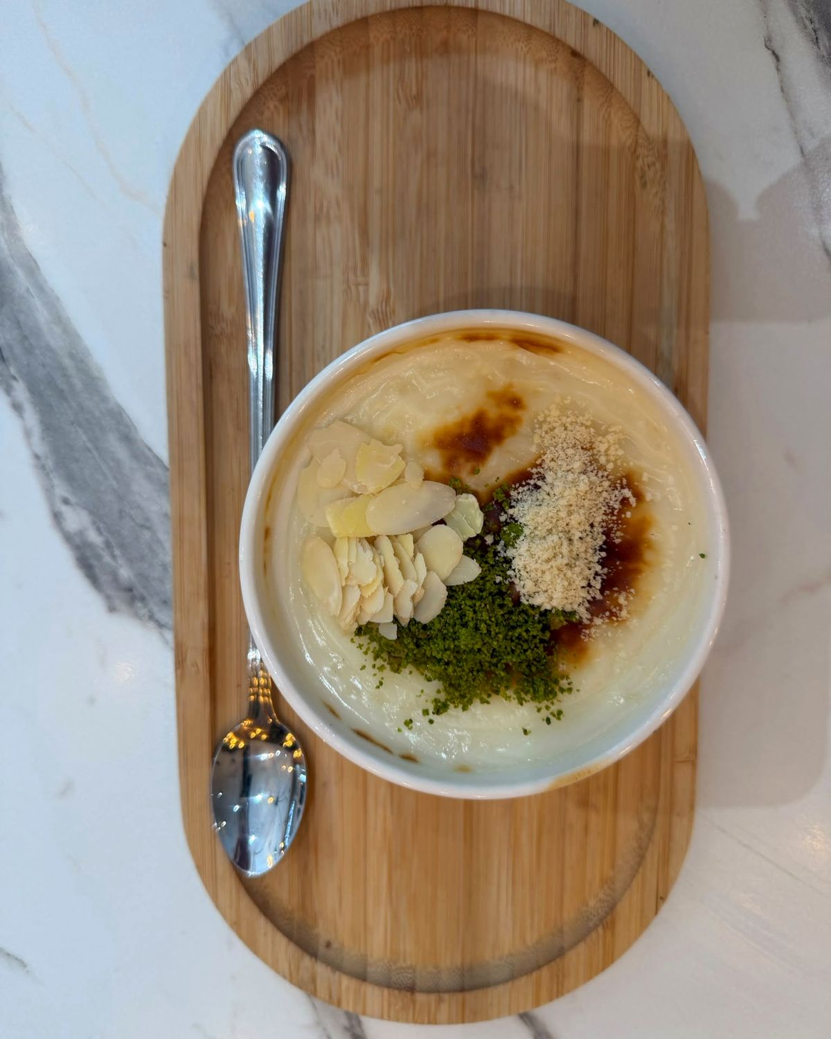 Sütlaç, riz au lait garni d’amandes effilées et de pistache